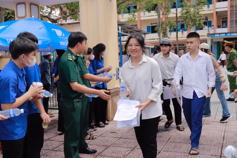 Thí sinh rạng ngời rời phòng thi, được đoàn viên, thanh niên thăm hỏi ân cần.