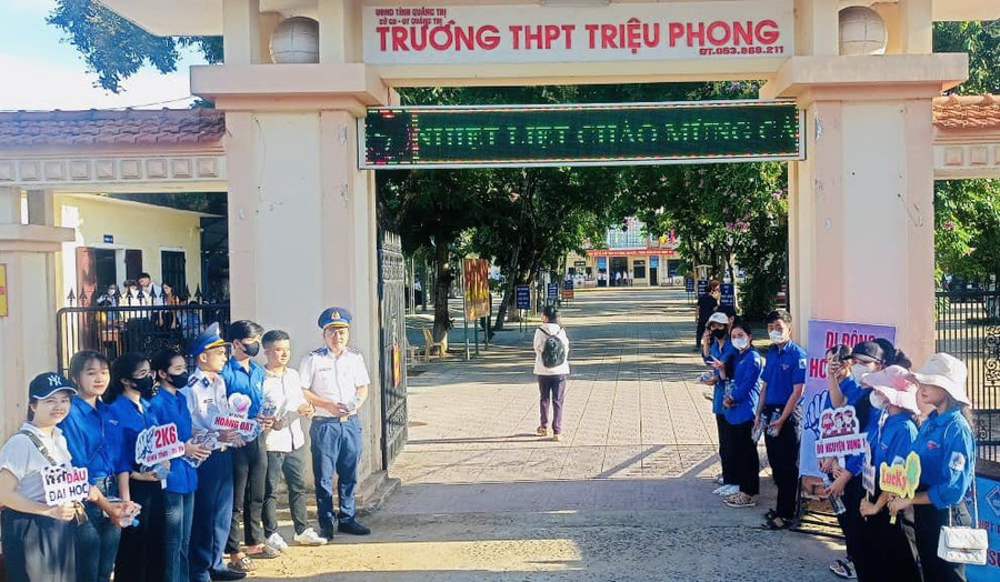 Không chỉ ở biên giới, những điểm thi vùng biển cũng được tiếp sức bởi lực lượng Cảnh sát biển.