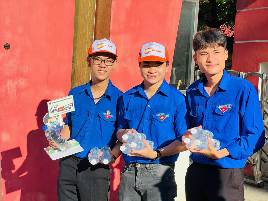 Những chai nước luôn sẵn sàng trên tay xoa dịu sức nóng của thời tiết lẫn áp lực kỳ thi.