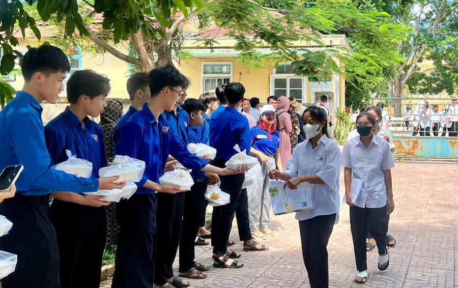 Tại huyện miền núi Đakrông, thí sinh khó khăn, thí sinh con em đồng bào Vân Kiều được tiếp sức bằng những hộp cơm trưa.