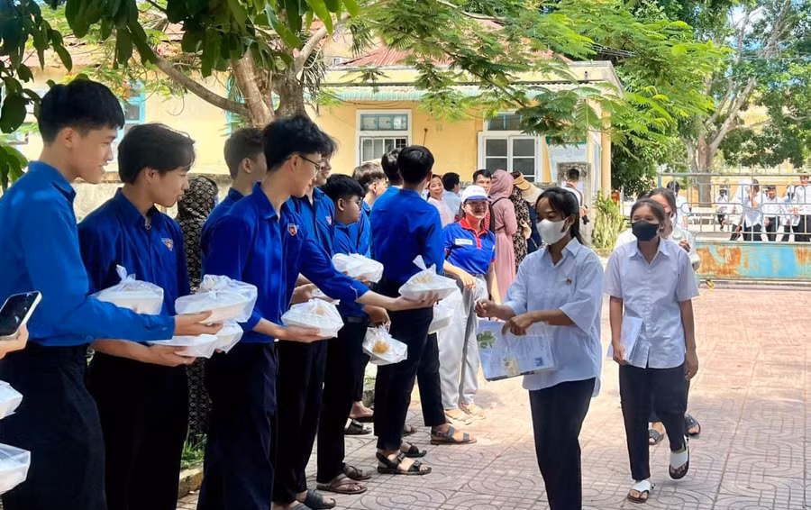 Tại huyện miền núi Đakrông, thí sinh khó khăn, thí sinh con em đồng bào Vân Kiều được tiếp sức bằng những hộp cơm trưa.