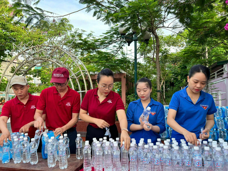 Những chai nước tinh khiết được chuẩn bị kỹ lưỡng để trao ffeens thí sinh và phụ huynh trong kỳ thi.