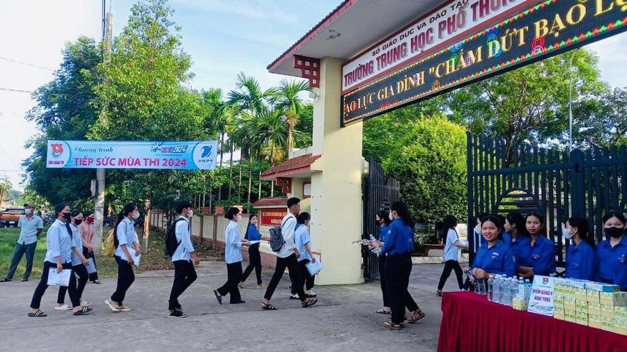 Sự có mặt của đoàn viên, thanh niên giúp thí sinh có thêm tinh thần thoải mái, lạc quan bước vào kỳ thi.