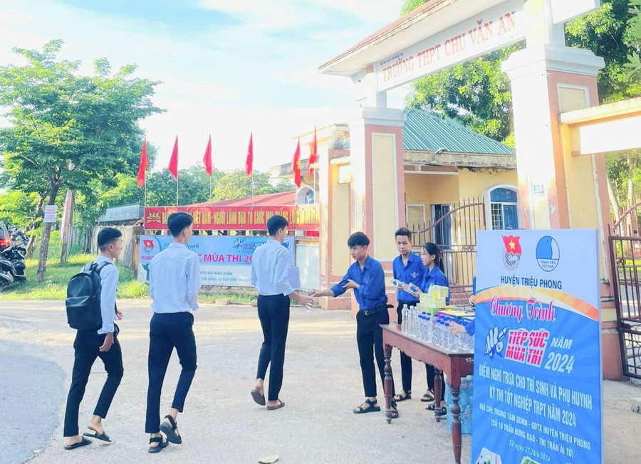 Đoàn viên trao đến thí sinh tình cảm ân tình, sự chia sẻ để vượt qua kỳ thi với kết quả tốt nhất.