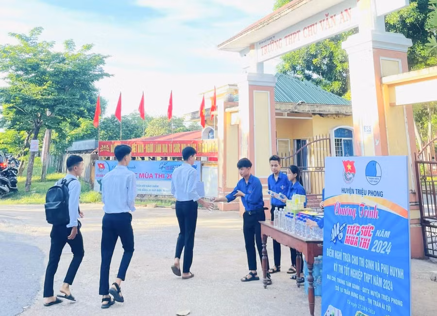 Đoàn viên trao đến thí sinh tình cảm ân tình, sự chia sẻ để vượt qua kỳ thi với kết quả tốt nhất.