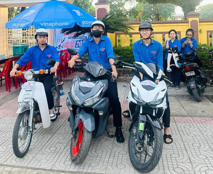 Đội xe ôm tình nguyện ở điểm thi Trường THPT Vĩnh Linh sẵn sàng cơ động hỗ trợ thí sinh dự thi.