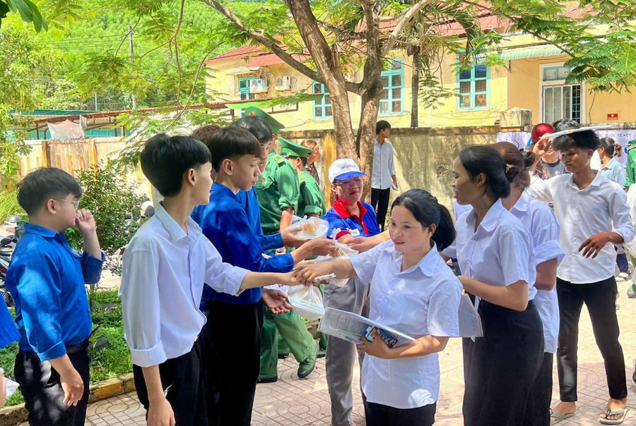 Cùng với đó, các đội hình tình nguyện đã hỗ trợ các thí sinh làm thủ tục dự thi; tặng các suất ăn sáng, ăn trưa và nước uống; hỗ trợ điểm nghỉ trưa miễn phí, phòng trọ giá rẻ cho thí sinh và người nhà; triển khai hoạt động đưa, đón miễn phí cho thí sinh có hoàn cảnh đặc biệt khó khăn, vùng sâu, vùng xa, thí sinh khuyết tật.