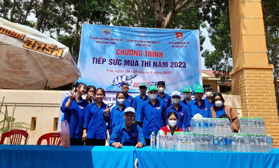 Các đoàn viên luôn túc trực tại điểm thi, sẵn sàng hỗ trợ thí sinh khi cần.