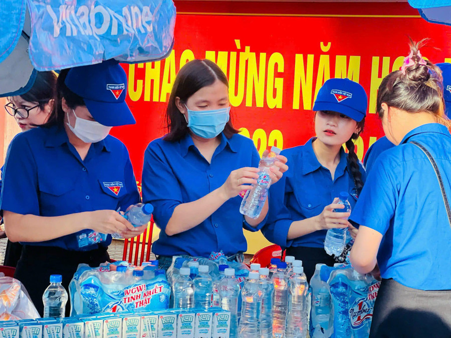 Các đoàn viên, thanh niên chăm chút chuẩn bị từng chai nước, hộp sữa để tiếp sức cho thí sinh.
