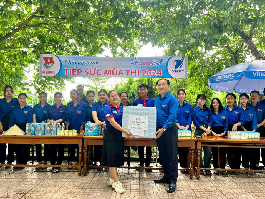 Anh Phạm Xuân Khánh - Phó Bí thư Thường trực tỉnh đoàn Quảng Trị động viên lực lượng Tiếp sức mùa thi.