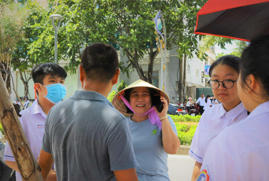 Trống trường điểm giờ thi kết thúc, em Nguyễn Xuân Vinh Trường THPT Đào Duy Từ (TP Đồng Hới, Quảng Bình) nhanh chóng tìm mẹ để thông báo bài thi sáng nay khá tốt. Mẹ em vỡ òa cảm xúc rồi liên tục gọi điện thông báo kết quả để ông bà nội ngoại đỡ lo.