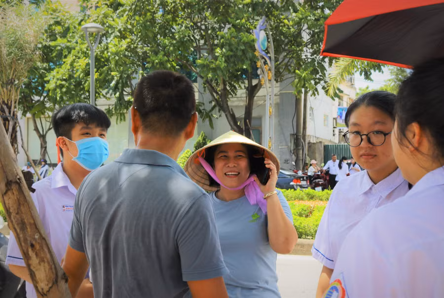 Trống trường điểm giờ thi kết thúc, em Nguyễn Xuân Vinh Trường THPT Đào Duy Từ (TP Đồng Hới, Quảng Bình) nhanh chóng tìm mẹ để thông báo bài thi sáng nay khá tốt. Mẹ em vỡ òa cảm xúc rồi liên tục gọi điện thông báo kết quả để ông bà nội ngoại đỡ lo.