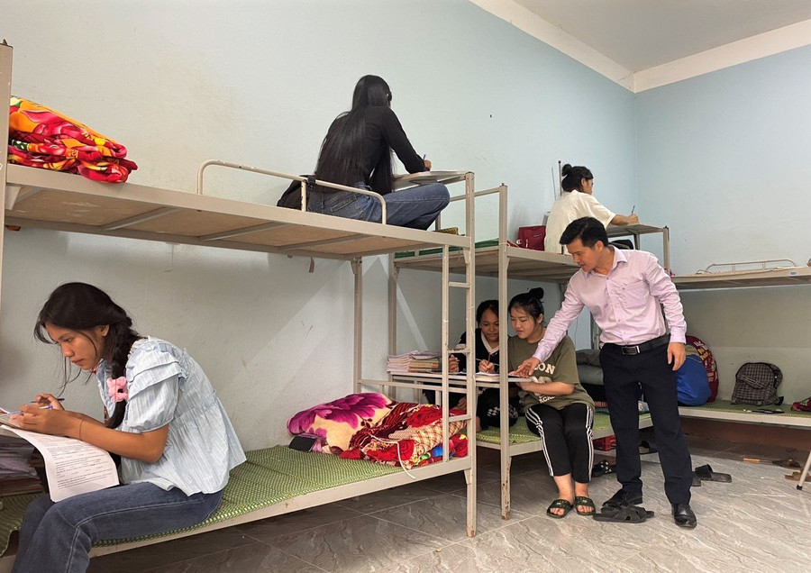 Xem học trò như những đứa con của mình, thầy giáo Đinh Bình Dương, Phó Hiệu trưởng Trường THCS&amp;THPT Hóa Tiến (huyện Minh Hóa, Quảng Bình) luôn dành sự quan tâm đặc biệt cho học sinh, nhất là những học sinh dân tộc. Trước và sau mỗi buổi thi, thầy luôn đến tận nhà bán trú để kịp thời hỏi han, động viên học sinh của mình tự tin làm bài.