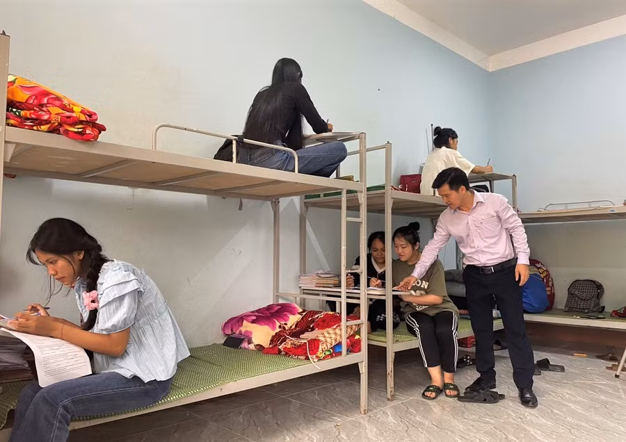 Xem học trò như những đứa con của mình, thầy giáo Đinh Bình Dương, Phó Hiệu trưởng Trường THCS&amp;THPT Hóa Tiến (huyện Minh Hóa, Quảng Bình) luôn dành sự quan tâm đặc biệt cho học sinh, nhất là những học sinh dân tộc. Trước và sau mỗi buổi thi, thầy luôn đến tận nhà bán trú để kịp thời hỏi han, động viên học sinh của mình tự tin làm bài.