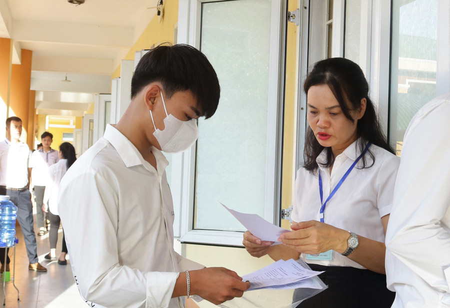 Thí sinh Quảng Bình tiếp tục chinh phục tổ hợp môn trong sáng nay. Thí sinh Quảng Bình tiếp tục chinh phục tổ hợp môn trong sáng nay.