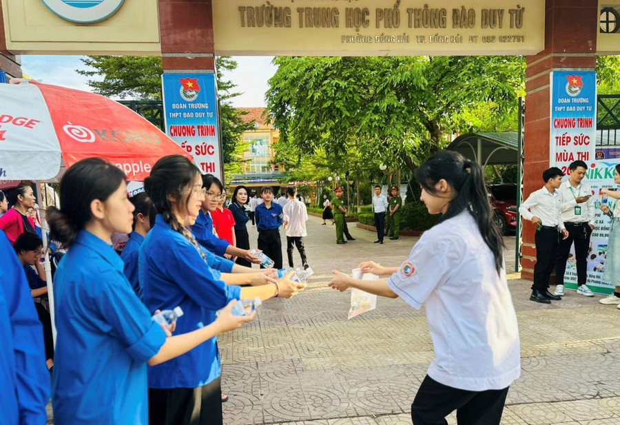 Lực lượng tình nguyện viên, công an đến điểm thi từ sớm để hỗ trợ thí sinh. Lực lượng tình nguyện viên, công an đến điểm thi từ sớm để hỗ trợ thí sinh.