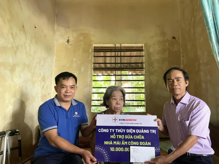 Ông Nguyễn Thanh Hùng - Giám đốc Công ty trao số tiền hỗ trợ của Công ty TĐQT đến tay gia đình anh Nguyễn Cửu Phúc.