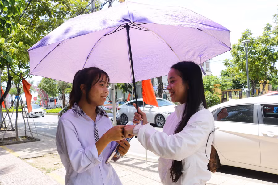 Với những bậc làm cha làm mẹ, kết quả bài làm của con có lẽ không phải thứ quan trọng nhất, mà đó là nụ cười ấm áp, cái ôm dịu dàng khi con mình rời khỏi cánh cổng trường thi.