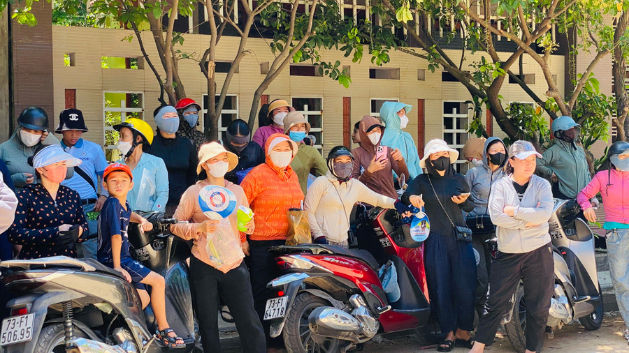 Dù biết ở ngoài lo lắng cũng không giúp ích được gì cho em, nhưng chị gái vẫn không rời đi, hồi hộp ngồi đợi tin. Sự ngóng đợi ấy vỡ òa khi em gái bước ra khỏi trường thi và thông báo cả ba môn thi sáng nay đều tốt.