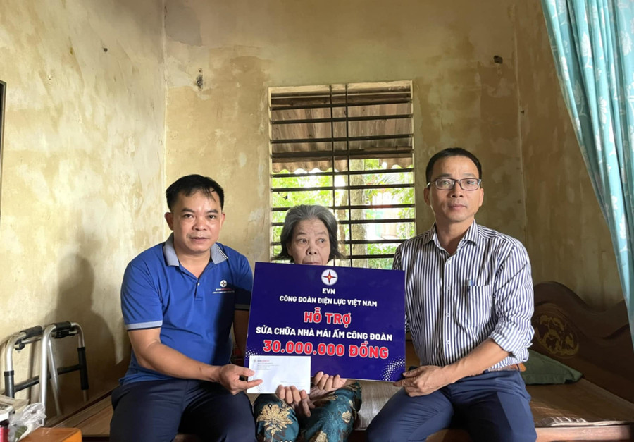 Ông Đoàn Thanh Điểm trao số tiền hỗ trợ đến gia đình anh Nguyễn Cửu Phúc.