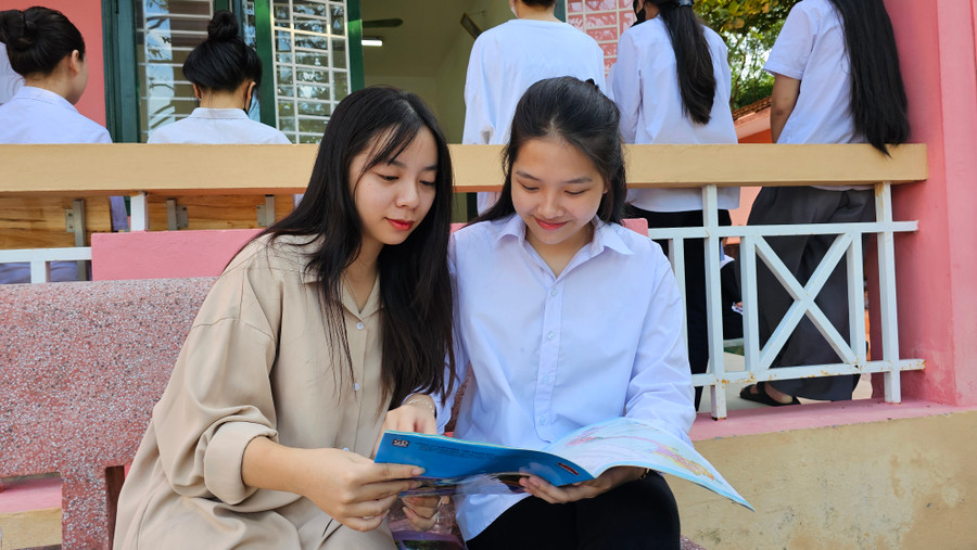 Thí sinh Nguyễn Thanh Thủy và bạn tự tin làm tốt bài thi tổ hợp. Thí sinh Nguyễn Thanh Thủy và bạn tự tin làm tốt bài thi tổ hợp.