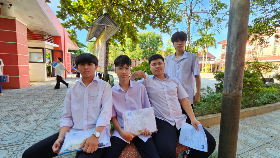 Thí sinh phấn khởi bước vào ngày thi thứ 2. Thí sinh phấn khởi bước vào ngày thi thứ 2.