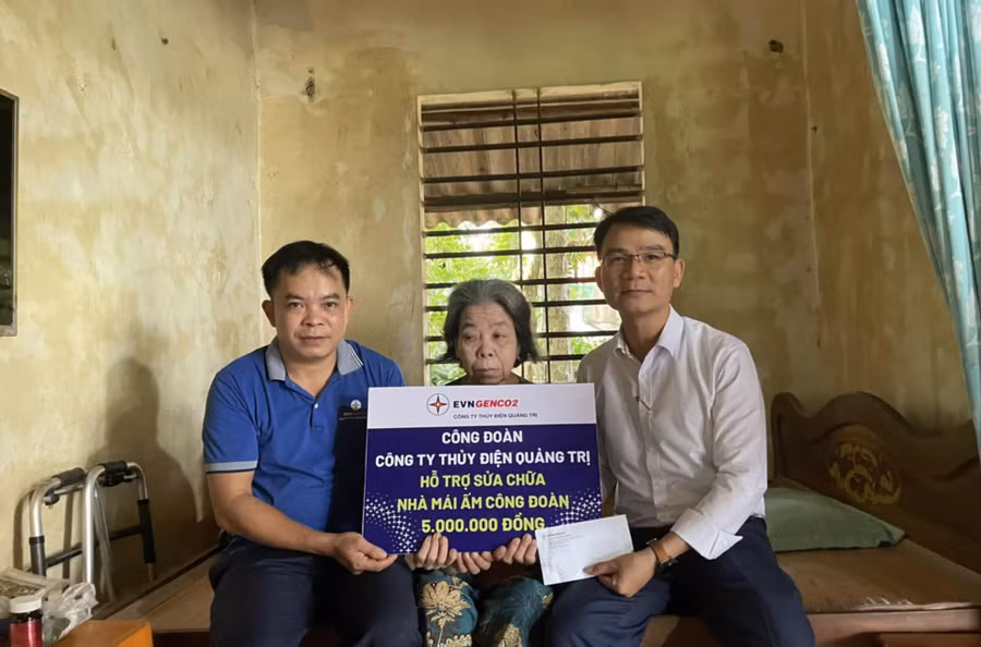 Ông Nguyễn Hòa - Trưởng phòng Hành chính - Lao động thay mặt Công đoàn Công ty trao tiền hỗ trợ.