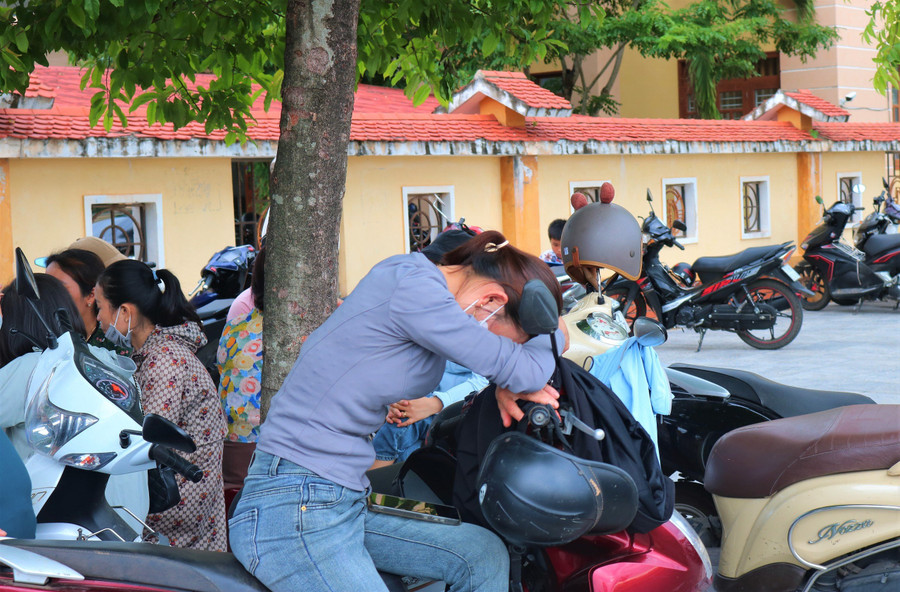 Khắc khoải đợi con, không ít phụ huynh ngủ gật ngay trên chiếc xe máy bên lề đường. Số phụ huynh khác đọc báo, hỏi han kết quả bài thi từ phụ huynh bên cạnh. Cũng có bố, mẹ tham khảo thông tin du học được các tổ chức “Tiếp sức mùa thi” phổ biến trước cổng điểm thi.