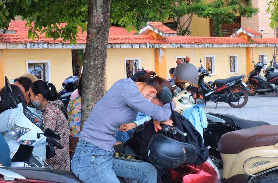 Khắc khoải đợi con, không ít phụ huynh ngủ gật ngay trên chiếc xe máy bên lề đường. Số phụ huynh khác đọc báo, hỏi han kết quả bài thi từ phụ huynh bên cạnh. Cũng có bố, mẹ tham khảo thông tin du học được các tổ chức “Tiếp sức mùa thi” phổ biến trước cổng điểm thi.