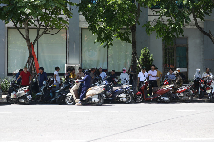 Thời tiết Quảng Bình hôm nay khá oi bức với nền nhiệt cao. Tuy nhiên, thay vì rời đi, nhiều phụ huynh chọn việc nán lại điểm thi để kịp theo dõi kết quả bài làm của con mình. Chính sự đồng hành đó tạo nguồn động viên giúp thí sinh vững tin vượt qua thử thách trong kỳ thi quan trọng này.