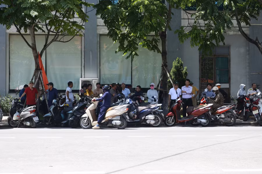 Thời tiết Quảng Bình hôm nay khá oi bức với nền nhiệt cao. Tuy nhiên, thay vì rời đi, nhiều phụ huynh chọn việc nán lại điểm thi để kịp theo dõi kết quả bài làm của con mình. Chính sự đồng hành đó tạo nguồn động viên giúp thí sinh vững tin vượt qua thử thách trong kỳ thi quan trọng này.