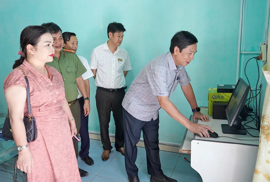 Phó Chủ tịch UBND tỉnh Hoàng Nam và Giám đốc Sở GD&ĐT Lê Thị Hương cùng các thành viên Ban chỉ đạo kiểm tra công tác chuẩn bị tại các điểm thi.