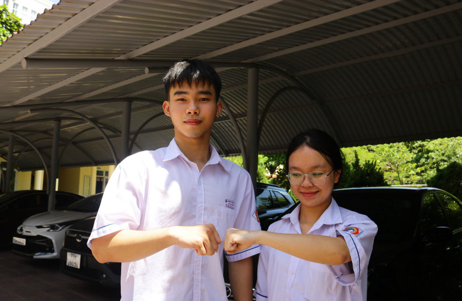 Thí sinh chúc nhau thi tốt trước khi “về đích” với môn Ngoại ngữ. Thí sinh chúc nhau thi tốt trước khi “về đích” với môn Ngoại ngữ.