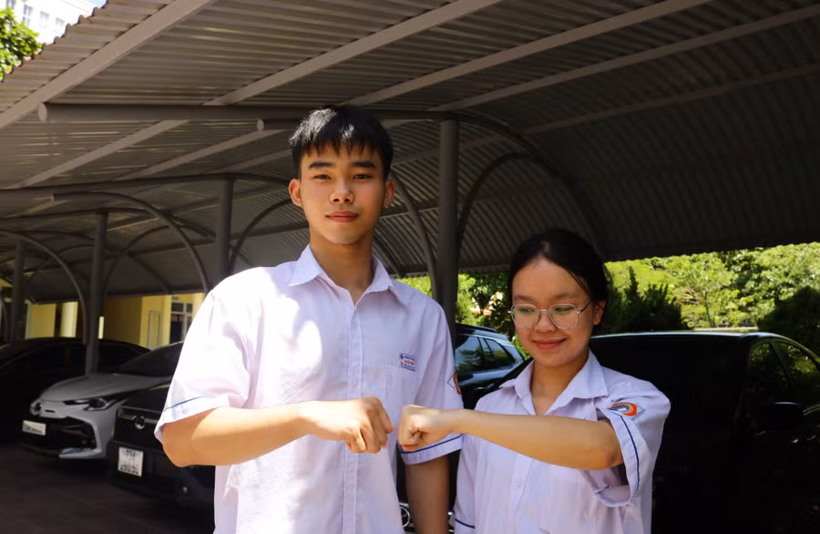 Thí sinh chúc nhau thi tốt trước khi “về đích” với môn Ngoại ngữ.