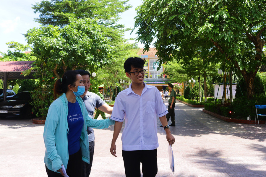 Đây là buổi thứ ba vợ chồng anh Lê Trung Dũng (TP Đồng Hới, Quảng Bình) cùng đưa con con trai đến điểm thi. “Vợ chồng tôi cùng đưa con đến điểm thi với mong muốn tạo tâm thế tự tin nhất cho cháu. Trung Nguyên nhà tôi có nói rằng, việc thấy cả bố và mẹ trước cổng thi là niềm may mắn, hạnh phúc không phải ai cũng có”.