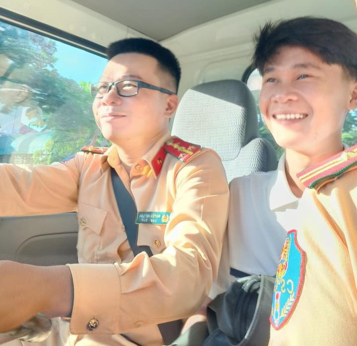 Thí sinh Trần Văn Mạnh được 2 cán bộ CSGT hỗ trợ.