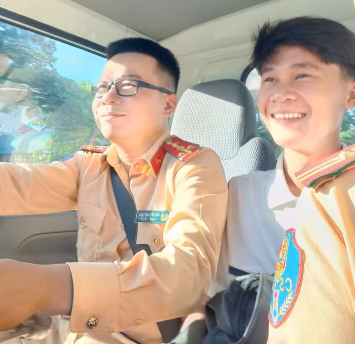 Thí sinh Trần Văn Mạnh được 2 cán bộ CSGT hỗ trợ.