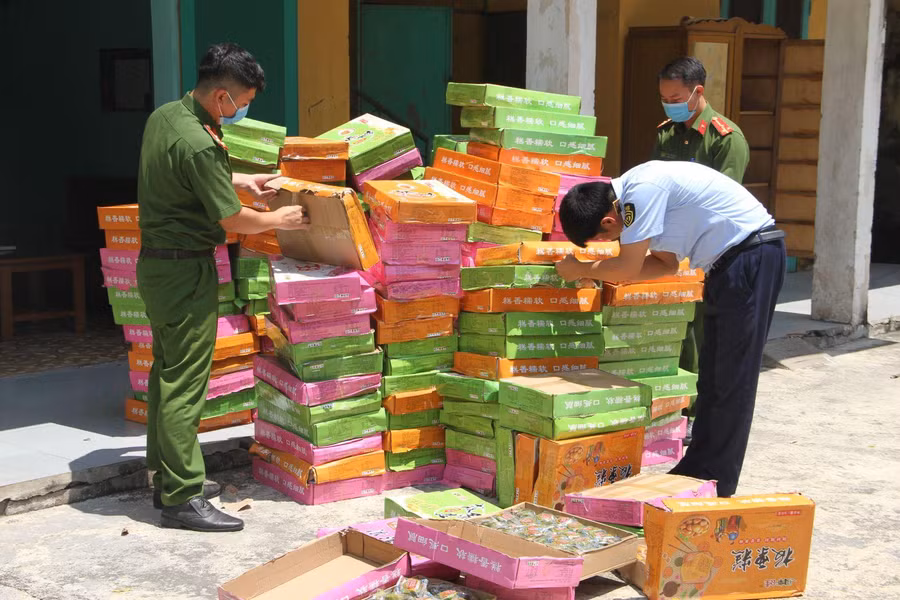 Cơ quan chức năng tiến hành kiểm tra hàng hóa vi phạm.