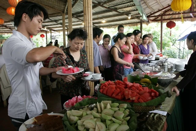 Nhiều loại trái cây không nên ăn khi bụng đói. Ảnh: Chí Cường