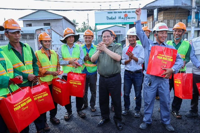 Theo Thủ tướng, Đảng, Nhà nước luôn quan tâm chăm lo để người dân có cuộc sống ngày càng ấm no hạnh phúc, mặc dù đất nước còn nhiều khó khăn nhưng hằng năm vẫn dành một nguồn lực lớn để đầu tư, hỗ trợ, bảo đảm an sinh xã hội, cải thiện đời sống vật chất, tinh thần của nhân dân - Ảnh: VGP/Nhật Bắc Theo Thủ tướng, Đảng, Nhà nước luôn quan tâm chăm lo để người dân có cuộc sống ngày càng ấm no hạnh phúc, mặc dù đất nước còn nhiều khó khăn nhưng hằng năm vẫn dành một nguồn lực lớn để đầu tư, hỗ trợ, bảo đảm an sinh xã hội, cải thiện đời sống vật chất, tinh thần của nhân dân - Ảnh: VGP/Nhật Bắc