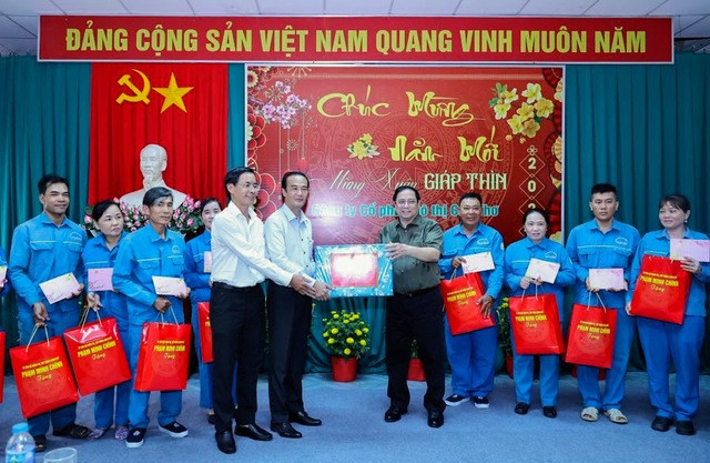 Thủ tướng mong Công ty và anh chị em công nhân tiếp tục phát huy thành quả những năm qua, tinh thần yêu nước, trách nhiệm, đóng góp thiết thực vào sự phát triển của Cần Thơ và đất nước nói chung, trong đó có các mục tiêu về an sinh xã hội, môi trường - Ảnh: VGP/Nhật Bắc Thủ tướng mong Công ty và anh chị em công nhân tiếp tục phát huy thành quả những năm qua, tinh thần yêu nước, trách nhiệm, đóng góp thiết thực vào sự phát triển của Cần Thơ và đất nước nói chung, trong đó có các mục tiêu về an sinh xã hội, môi trường - Ảnh: VGP/Nhật Bắc