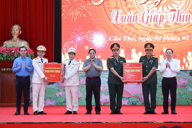 Thủ tướng tặng quà cán bộ, chiến sĩ Bộ Chỉ huy quân sự thành phố Cần Thơ và Công an thành phố Cần Thơ - Ảnh: VGP/Nhật Bắc Thủ tướng tặng quà cán bộ, chiến sĩ Bộ Chỉ huy quân sự thành phố Cần Thơ và Công an thành phố Cần Thơ - Ảnh: VGP/Nhật Bắc