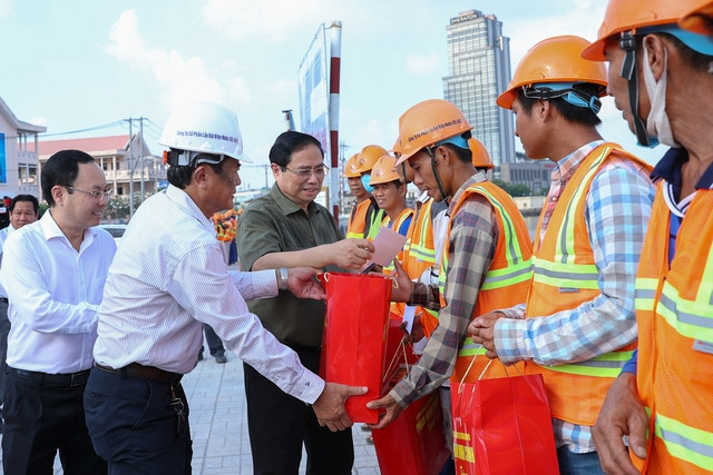 Thủ tướng thăm, tặng quà các công nhân đang thi công tuyến đê kè, ứng phó biến đổi khí hậu thành phố Cần Thơ tại công trường - Ảnh: VGP/Nhật Bắc Thủ tướng thăm, tặng quà các công nhân đang thi công tuyến đê kè, ứng phó biến đổi khí hậu thành phố Cần Thơ tại công trường - Ảnh: VGP/Nhật Bắc