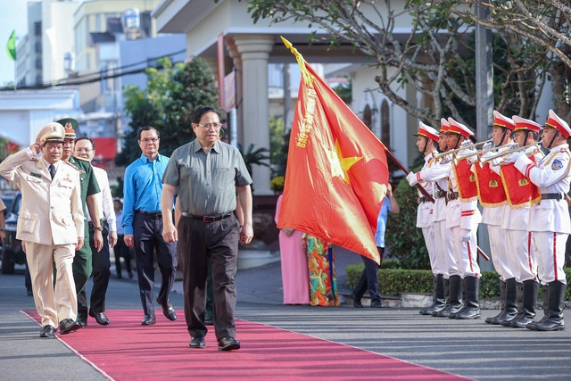 Thăm, tặng quà cán bộ, chiến sĩ Bộ Chỉ huy quân sự thành phố Cần Thơ và Công an thành phố Cần Thơ, Thủ tướng nêu rõ, trong những thành tựu chung của đất nước, có đóng góp quan trọng của lực lượng quân đội nhân dân, công an nhân dân và của thành phố Cần Thơ - Ảnh: VGP/Nhật Bắc Thăm, tặng quà cán bộ, chiến sĩ Bộ Chỉ huy quân sự thành phố Cần Thơ và Công an thành phố Cần Thơ, Thủ tướng nêu rõ, trong những thành tựu chung của đất nước, có đóng góp quan trọng của lực lượng quân đội nhân dân, công an nhân dân và của thành phố Cần Thơ - Ảnh: VGP/Nhật Bắc