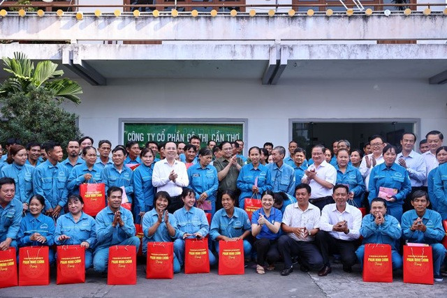 Thủ tướng đề nghị Công ty tiếp tục cải thiện các điều kiện làm việc, nâng cao năng suất lao động; chăm lo chế độ tiền lương, tiền thưởng nhằm góp phần xây dựng mối quan hệ lao động hài hòa, ổn định, tiến bộ trong doanh nghiệp... - Ảnh: VGP/Nhật Bắc Thủ tướng đề nghị Công ty tiếp tục cải thiện các điều kiện làm việc, nâng cao năng suất lao động; chăm lo chế độ tiền lương, tiền thưởng nhằm góp phần xây dựng mối quan hệ lao động hài hòa, ổn định, tiến bộ trong doanh nghiệp... - Ảnh: VGP/Nhật Bắc