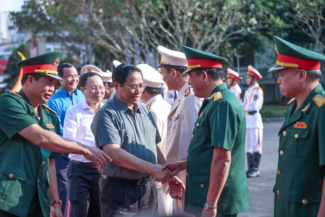 Thủ tướng trò chuyện, thăm hỏi cán bộ, chiến sĩ Bộ Chỉ huy quân sự thành phố Cần Thơ và Công an thành phố Cần Thơ - Ảnh: VGP/Nhật Bắc Thủ tướng trò chuyện, thăm hỏi cán bộ, chiến sĩ Bộ Chỉ huy quân sự thành phố Cần Thơ và Công an thành phố Cần Thơ - Ảnh: VGP/Nhật Bắc