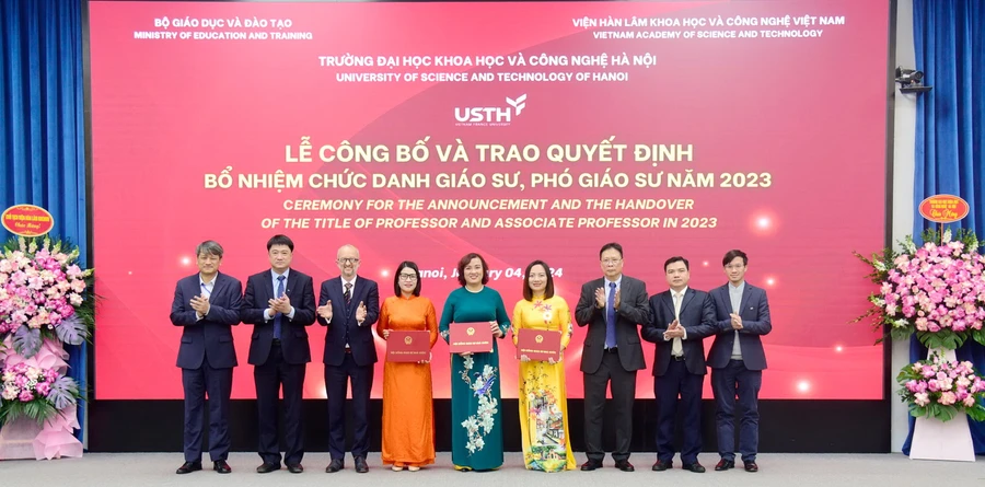 Tân GS Đinh Thị Mai Thanh (áo dài xanh), PGS Mai Hương (áo dài đỏ) và PGS Nguyễn Thị Kiều Oanh (áo dài vàng) nhận quyết định bổ nhiệm chức danh GS, PGS.