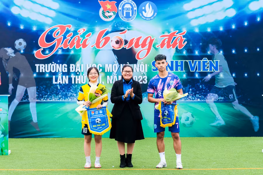 TS. Trần Phương Thảo - Phó Bí thư Đoàn Trường trao giải cho các Vua phá lưới.