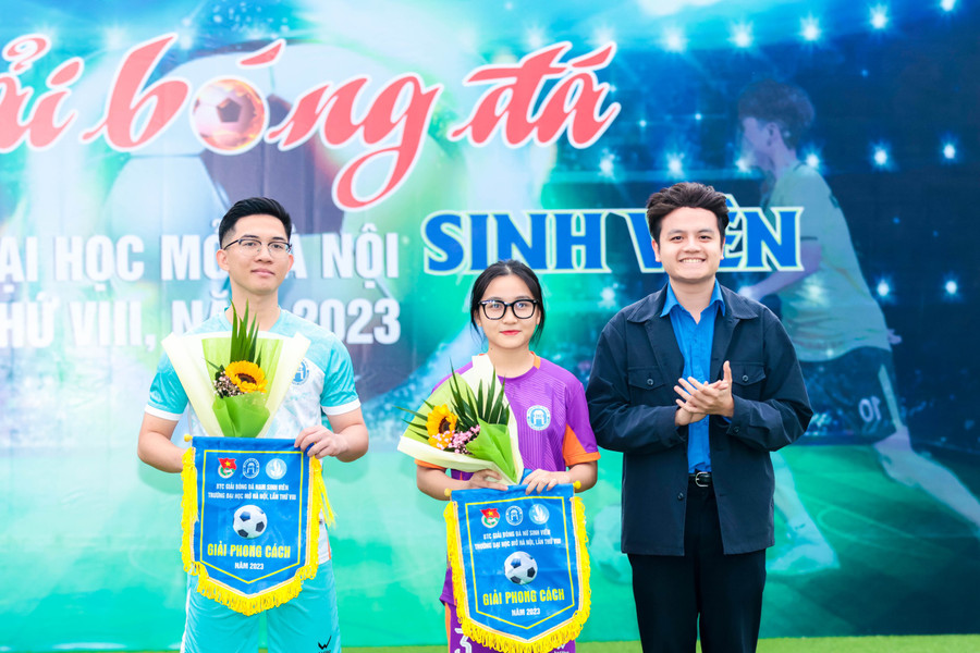 ThS Trần Ngọc Anh - Ủy viên BTV Đoàn Trường, Chủ tịch Hội Sinh viên trao giải phong cách cho đội bóng khoa Tiếng Trung Quốc và khoa Tiếng Anh ThS Trần Ngọc Anh - Ủy viên BTV Đoàn Trường, Chủ tịch Hội Sinh viên trao giải phong cách cho đội bóng khoa Tiếng Trung Quốc và khoa Tiếng Anh