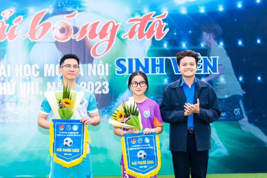 ThS Trần Ngọc Anh - Ủy viên BTV Đoàn Trường, Chủ tịch Hội Sinh viên trao giải phong cách cho đội bóng khoa Tiếng Trung Quốc và khoa Tiếng Anh